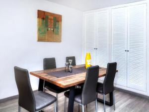 comedor con mesa de madera y sillas negras en Apartment Cap Roig by Interhome, en el Mas Vila