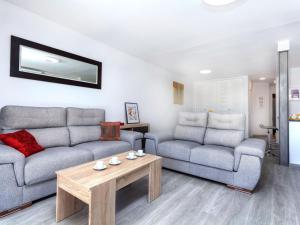 Una sala de estar con dos sofás y una mesa de café. en Apartment Cap Roig by Interhome, en el Mas Vila