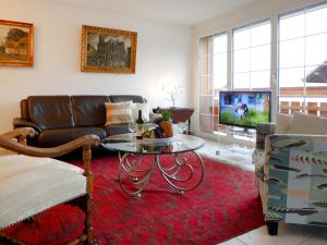 - un salon avec un canapé et une table dans l'établissement Apartment Carina by Interhome, à Wilderswil