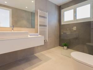 Ένα μπάνιο στο Apartment Bahia-9 by Interhome