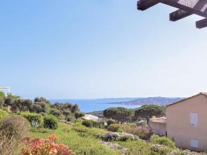 une vue sur l'océan depuis une maison dans l'établissement Apartment Les Coteaux de la Nartelle-25 by Interhome, à Sainte-Maxime