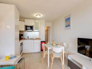 une cuisine et une salle à manger avec une table et des chaises dans l'établissement Apartment Les Coteaux de la Nartelle-25 by Interhome, à Sainte-Maxime 24 autres photos