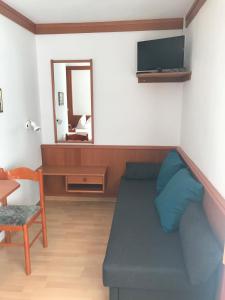 ein Wohnzimmer mit einem Sofa und einem Spiegel in der Unterkunft Gästehaus & Weingut Klein in Illmitz