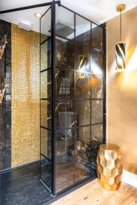 um chuveiro com paredes de vidro e um vaso num quarto em Darcys' Pride em Bath