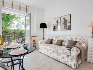 Χώρος καθιστικού στο Studio L'Abeille d'Or-1 by Interhome