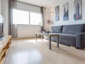 Televízia a/alebo spoločenská miestnosť v ubytovaní Apartment Port Canigó-8 by Interhome