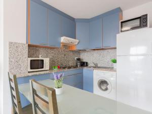 Kuchyňa alebo kuchynka v ubytovaní Apartment Port Canigó-8 by Interhome