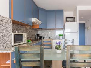 Kuchyňa alebo kuchynka v ubytovaní Apartment Port Canigó-8 by Interhome