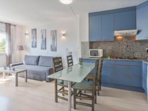 Kuchyňa alebo kuchynka v ubytovaní Apartment Port Canigó-8 by Interhome