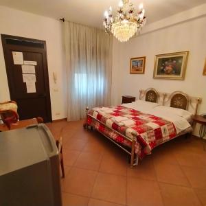 um quarto com uma cama e um lustre em Terra del Sole Vittoria em Vittoria