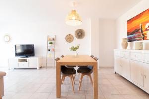 Televízia a/alebo spoločenská miestnosť v ubytovaní Global Properties, Bonito apartamento en la playa de Corinto, Sagunto