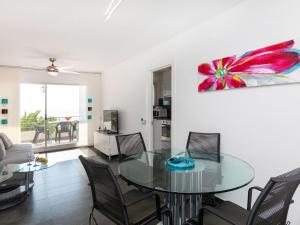 comedor con mesa de cristal y sillas en Apartment Meridiano by Interhome, en Miami Platja