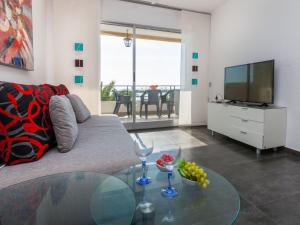 sala de estar con sofá y mesa de cristal en Apartment Meridiano by Interhome, en Miami Platja