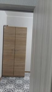 um armário de madeira num quarto ao lado de uma parede em Морской бриз em Odessa