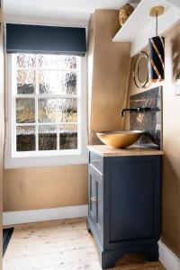 une cuisine avec un évier et une fenêtre dans l'établissement Darcys' Pride, à Bath