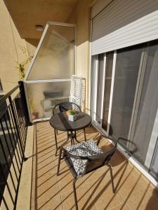 Un balcón con una mesa y sillas en un balcón. en Flat111-Adults only, en Limassol 20 fotos más