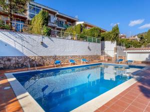 The swimming pool at or close to Holiday Home Berganti by Interhome