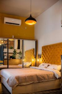 ein Schlafzimmer mit einem großen Bett und einem großen Spiegel in der Unterkunft MariaApartments in Bitola