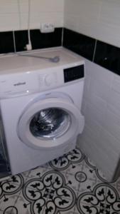 uma máquina de lavar e secar roupa branca na casa de banho em Морской бриз em Odessa