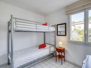 Un ou plusieurs lits superposés dans un hébergement de l'établissement Apartment Les Pins Dorés-2 by Interhome