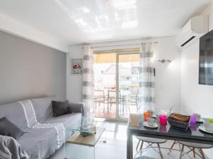 una sala de estar con un sofá y una mesa en Apartment Domaine du Préconil-4 by Interhome, en Sainte-Maxime