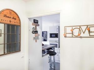 Una puerta que conduce a una cocina con una mesa. en Apartment Domaine du Préconil-4 by Interhome, en Sainte-Maxime 20 fotos más