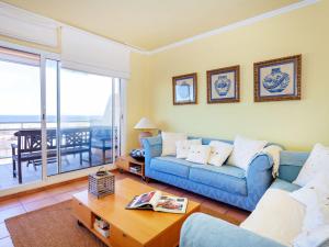 sala de estar con sofá azul y mesa en Apartment Port Pals A I by Interhome, en Pals