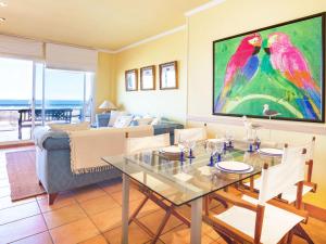 ein Wohnzimmer mit einem Tisch und zwei Vögeln an der Wand in der Unterkunft Apartment Port Pals A I by Interhome in Pals