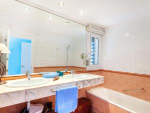Ein Badezimmer in der Unterkunft Apartment Port Pals A I by Interhome