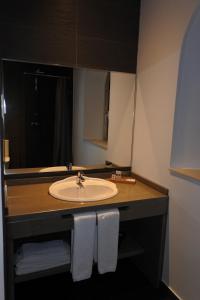 a bathroom with a sink and a mirror at Casa da Eira in Cadaval +46 photos