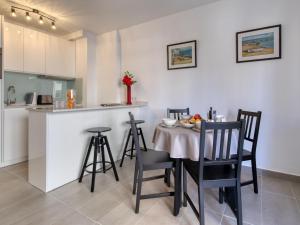 - une cuisine et une salle à manger avec une table et des chaises dans l'établissement Apartment Urbatenis-2 by Interhome, à Jávea