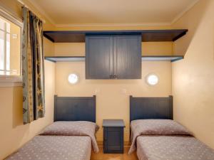Cama o camas de una habitación en Apartment Les Calanques Spa Thalassothérapie-4 by Interhome