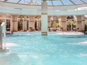 ein Pool in einem Gebäude mit großem Pool in der Unterkunft Apartment Les Calanques Spa Thalassothérapie-4 by Interhome in Les Issambres