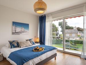 una camera da letto con un letto e un cesto di frutta; di Apartment La Cormorane-5 by Interhome a Carnac