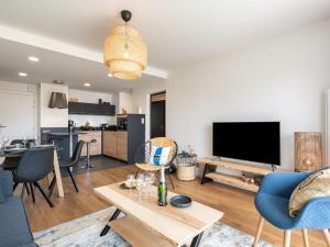 TV a/nebo společenská místnost v ubytování Apartment La Cormorane-5 by Interhome