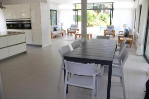 Kuchyň nebo kuchyňský kout v ubytování Lyla Beach Villa