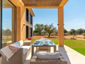 eine Terrasse mit Tisch und Stühlen auf einer Veranda in der Unterkunft Villa Can Navarro by Interhome in Inca