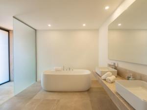 Ein Badezimmer in der Unterkunft Villa Can Navarro by Interhome