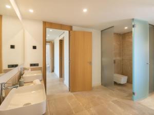 Ein Badezimmer in der Unterkunft Villa Can Navarro by Interhome