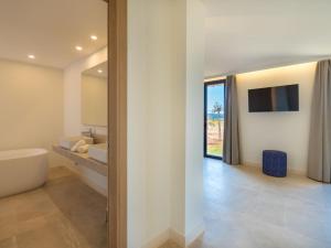 Ein Badezimmer in der Unterkunft Villa Can Navarro by Interhome