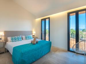 Ein Bett oder Betten in einem Zimmer der Unterkunft Villa Can Navarro by Interhome