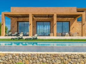 Der Swimmingpool an oder in der Nähe von Villa Can Navarro by Interhome
