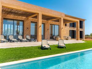 Der Swimmingpool an oder in der Nähe von Villa Can Navarro by Interhome