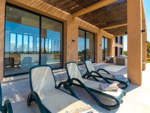 Ein Sitzbereich in der Unterkunft Villa Can Navarro by Interhome