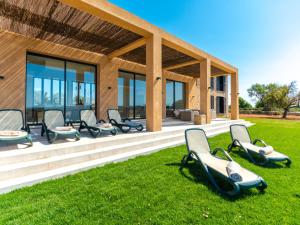 Ein Garten an der Unterkunft Villa Can Navarro by Interhome