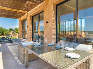 Ein Sitzbereich in der Unterkunft Villa Can Navarro by Interhome