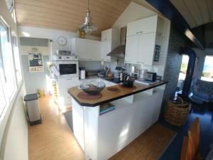 Cucina o angolo cottura di Lakefront. Appartement pieds dans l'eau. View and direct access to the lake.