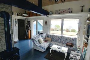 Area soggiorno di Lakefront. Appartement pieds dans l'eau. View and direct access to the lake.