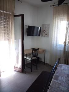 um quarto com uma mesa, uma cadeira e uma secretária em Primae Noctis Apartments em Roccascalegna