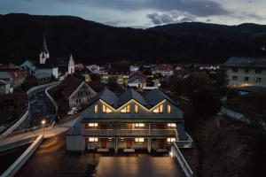 Nespecifikovaný výhled na hory nebo výhled na hory při pohledu z aparthotelu
